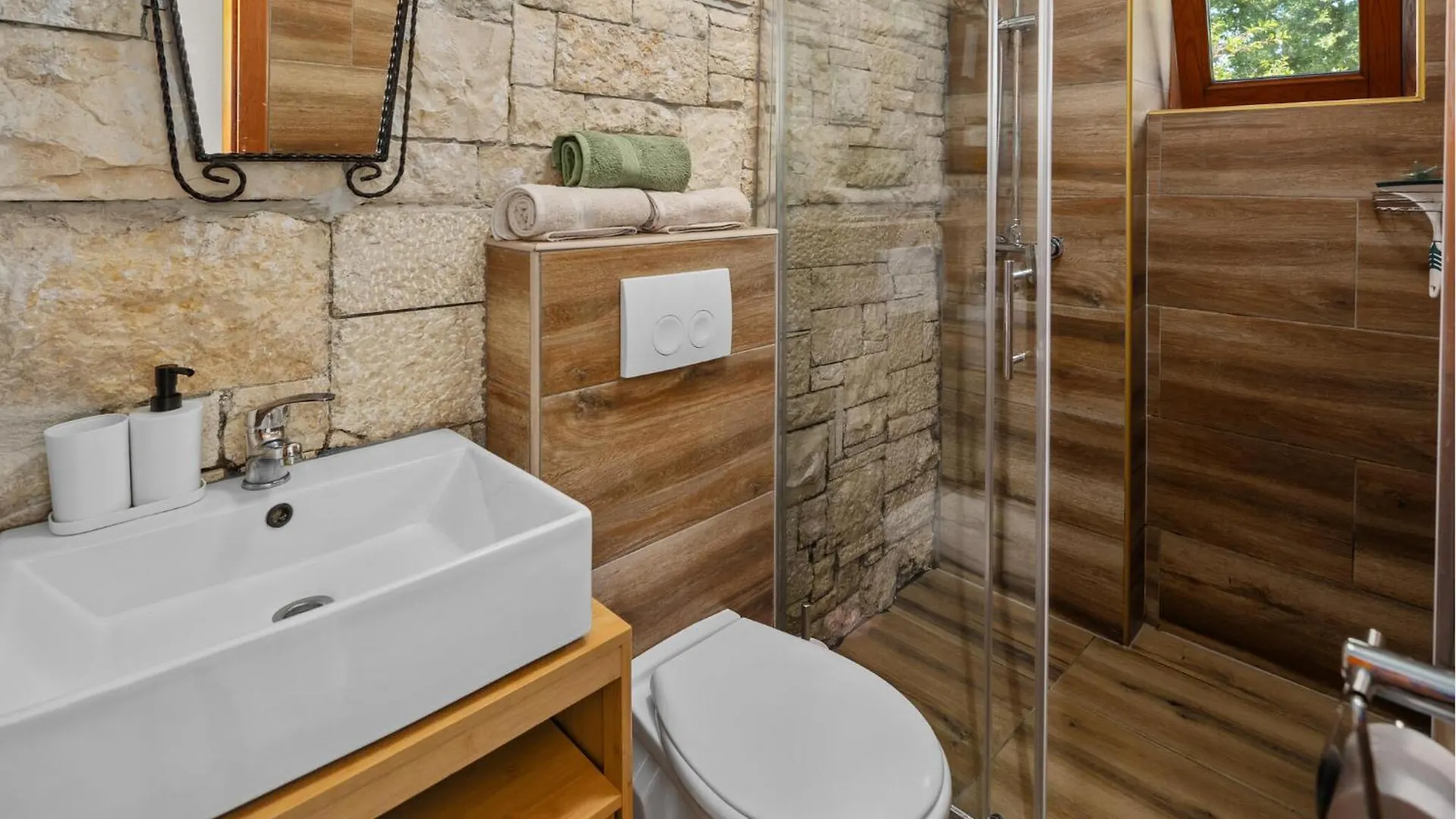 2 Bedroom Beautiful Home In Rovinj 0*,  Croatie